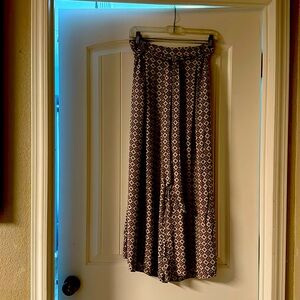 Women’s medium sized Brand New without tags wide legged flowy pants. Lightweight